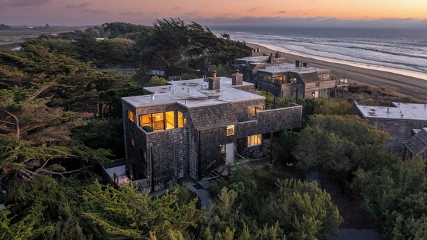 Una casa moderna con vistas a la playa y al océano.