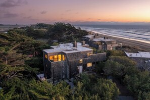 A modern house with a view of the beach and ocean. - Oceanview Luxury - 5BR - Hot Tub - Steps to Beach (Watsonville)