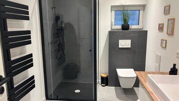 Douche, sĂšche-cheveux, serviettes fournies, papier toilette