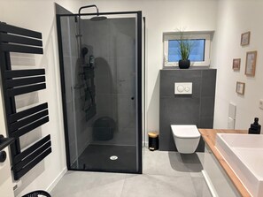 Dusche, Haartrockner, Handtücher, Toilettenpapier