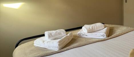 3 habitaciones, tabla de planchar con plancha, wifi y ropa de cama