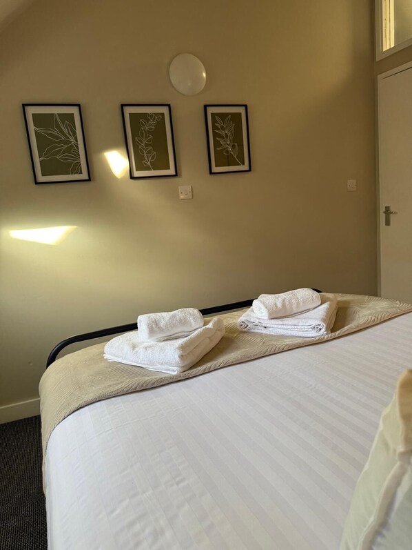 3 bedrooms, iron/ironing board, WiFi, bed sheets