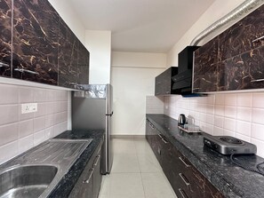 Jääkaappi, uuni, liesi, astianpesukone