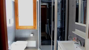 Dusche, Haartrockner, Bidet, Handtücher