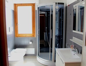 Dusche, Haartrockner, Bidet, Handtücher