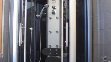 Dusche, Haartrockner, Bidet, Handtücher