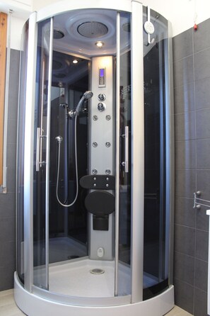 Regadera, secadora de cabello, bidet, toallas