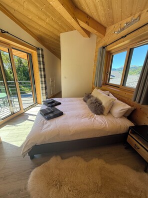 3 bedrooms, iron/ironing board, WiFi, bed sheets - Luxury Chalet Shard, with hot tub 400 metre to piste and town. (Les Gets)