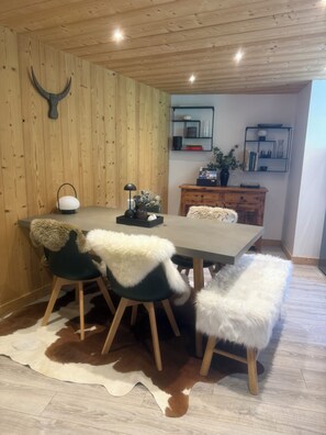 Dining - Luxury Chalet Shard, with hot tub 400 metre to piste and town. (Les Gets)