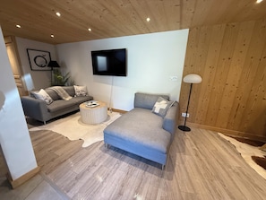 Smart TV - Luxury Chalet Shard, with hot tub 400 metre to piste and town. (Les Gets)