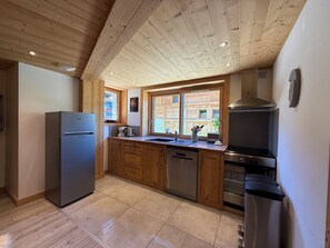 Private kitchen - Luxury Chalet Shard, with hot tub 400 metre to piste and town. (Les Gets)