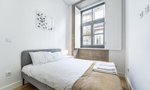 Iron/ironing board, bed sheets - Apartment in Porto With Modern Amenities (Porto)