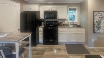 Kylskåp, mikrovågsugn, ugn och spishäll