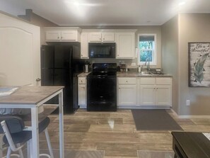 ثلاجة، ميكروويف، فرن، موقد طهي مسطح