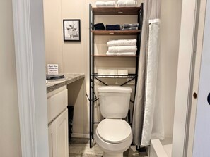 Ducha, secador de pelo, toallas, jabón