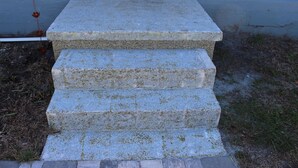 A set of concrete steps leading to a door. - Villa Marita B&B in Middleburg (Middleburg)