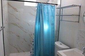 Ducha, secador de pelo, toallas y jabón