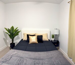 1 غرفة نوم وخدمة الإنترنت وملاءات أسرّة