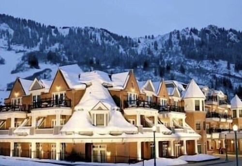  Hyatt Aspen Mountain Residence Studio Steps to the Gondola + Pool & Hot Tubs