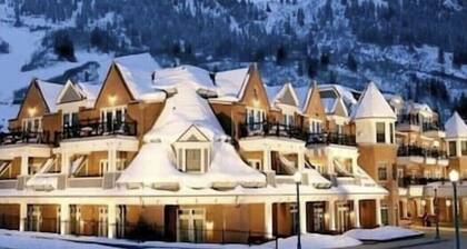 Hyatt Aspen Mountain Residence Studio Steps to the Gondola + Pool & Hot Tubs