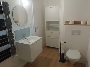 Shower, towels, soap, toilet paper - Bright family home 200m from Trébezy beach and GR30, sleeps 8 (Saint-Nazaire)