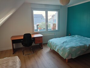 4 bedrooms, iron/ironing board, bed sheets - Bright family home 200m from Trébezy beach and GR30, sleeps 8 (Saint-Nazaire)