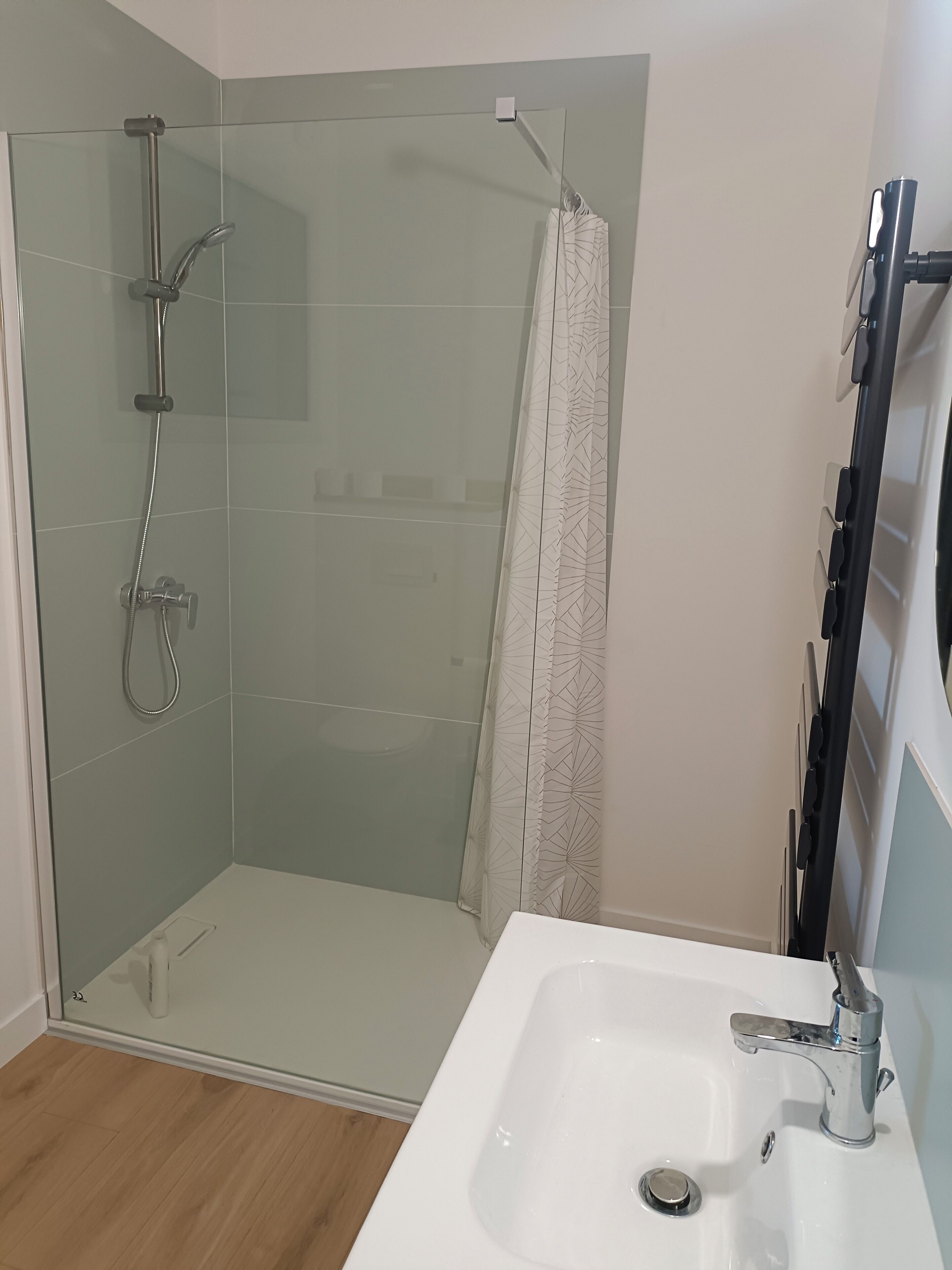 Douche, serviettes fournies, savon, papier toilette