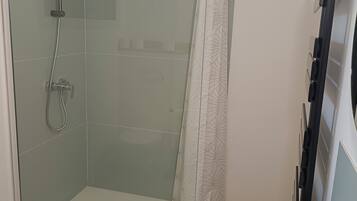 Douche, serviettes fournies, savon, papier toilette