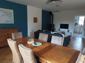 Dining - Bright family home 200m from Trébezy beach and GR30, sleeps 8 (Saint-Nazaire)