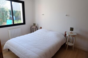 4 Schlafzimmer, Schreibtisch, Bügeleisen/Bügelbrett, Reisekinderbett