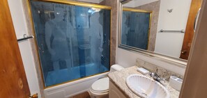 Een haardroger, handdoeken, zeep, toiletpapier