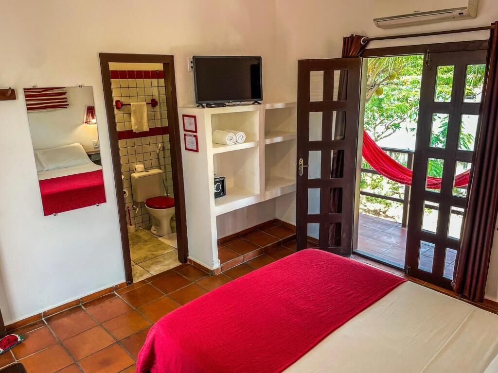 Quarto casal superior, sacada, vista para o jardim | Frigobar, cofres nos quartos, espaço de trabalho para notebook