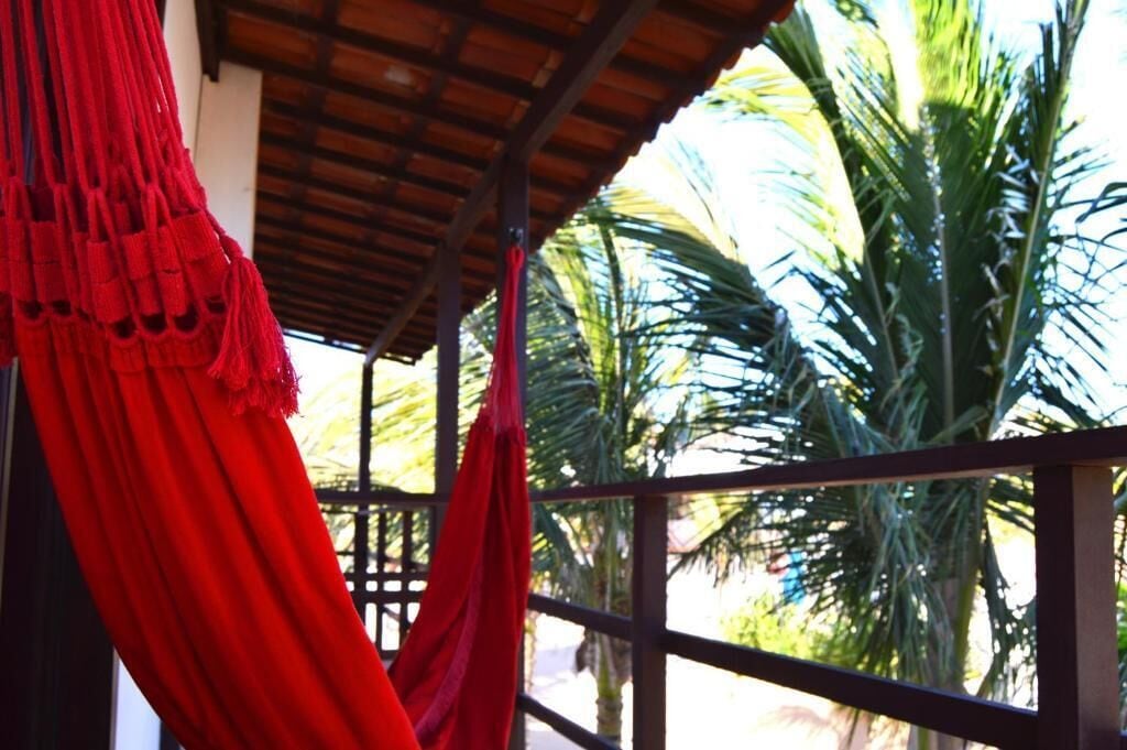 Quarto casal superior, sacada, vista para o jardim | Frigobar, cofres nos quartos, espaço de trabalho para notebook