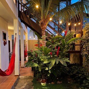 Standard-Dreibettzimmer, Balkon, Gartenblick | Terrasse/Patio