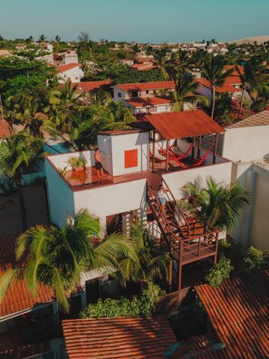 Dobbeltrom – superior, balkong, hageutsikt | Minibar, safe på rommet, skrivebord for bærbar PC og strykejern/-brett