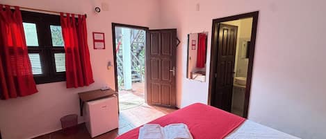 Habitación triple estándar, balcón, vistas al jardín | Minibar, caja fuerte, espacio para trabajar con un portátil