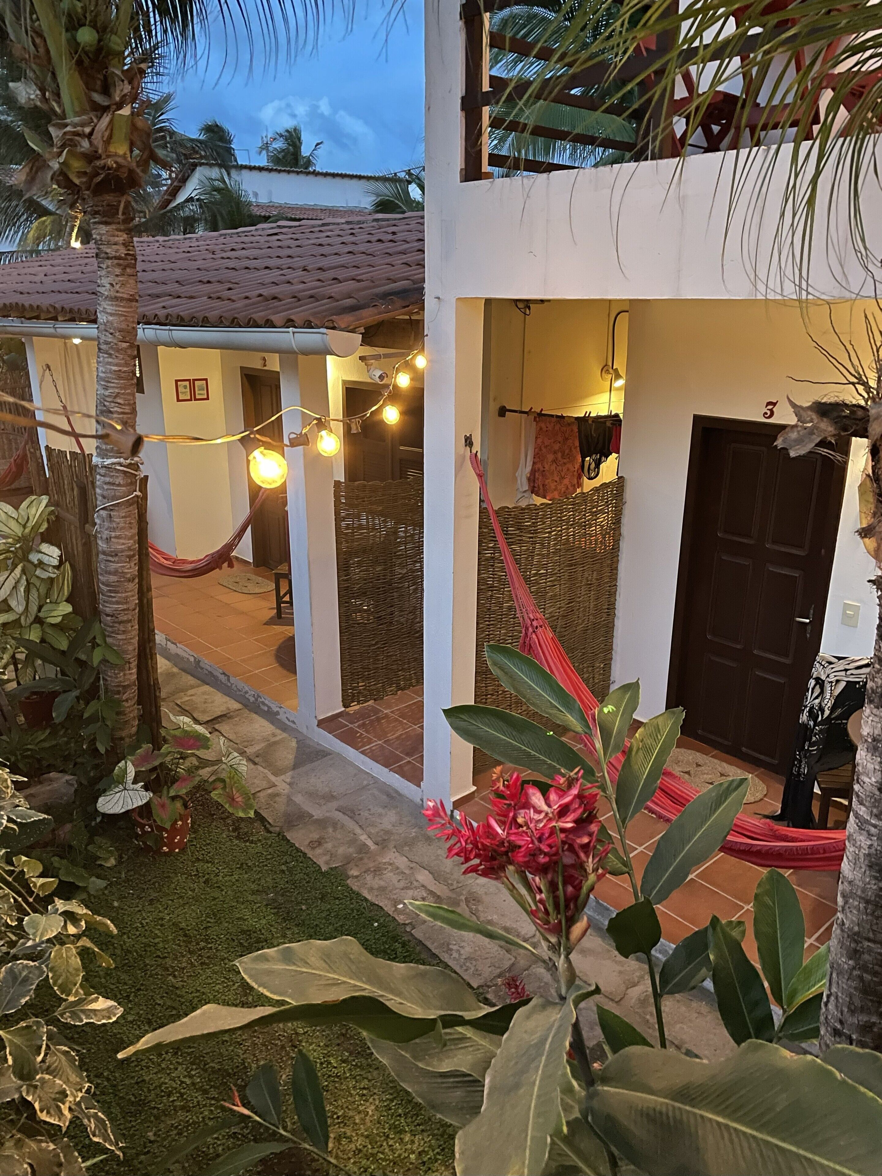 Quarto triplo standard, sacada, vista para o jardim | Vista para o jardim