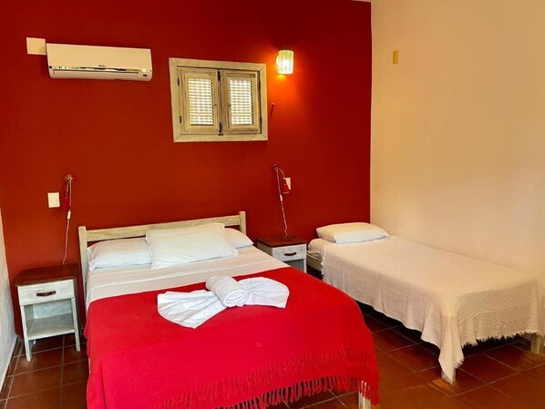 Habitación triple estándar, balcón, vista al jardín | Caja de seguridad en la habitación y tabla de planchar con plancha 