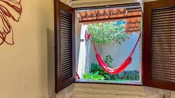 Minibar y caja de seguridad en la habitación