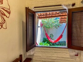 Habitación estándar doble, vistas al jardín | Minibar, caja fuerte, espacio para trabajar con un portátil
