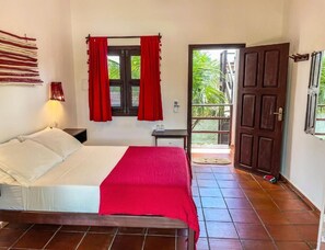 Superior dubbelrum - balkong - utsikt mot trädgården | Minibar, värdeförvaringsskåp på rummet och arbetsyta för laptop