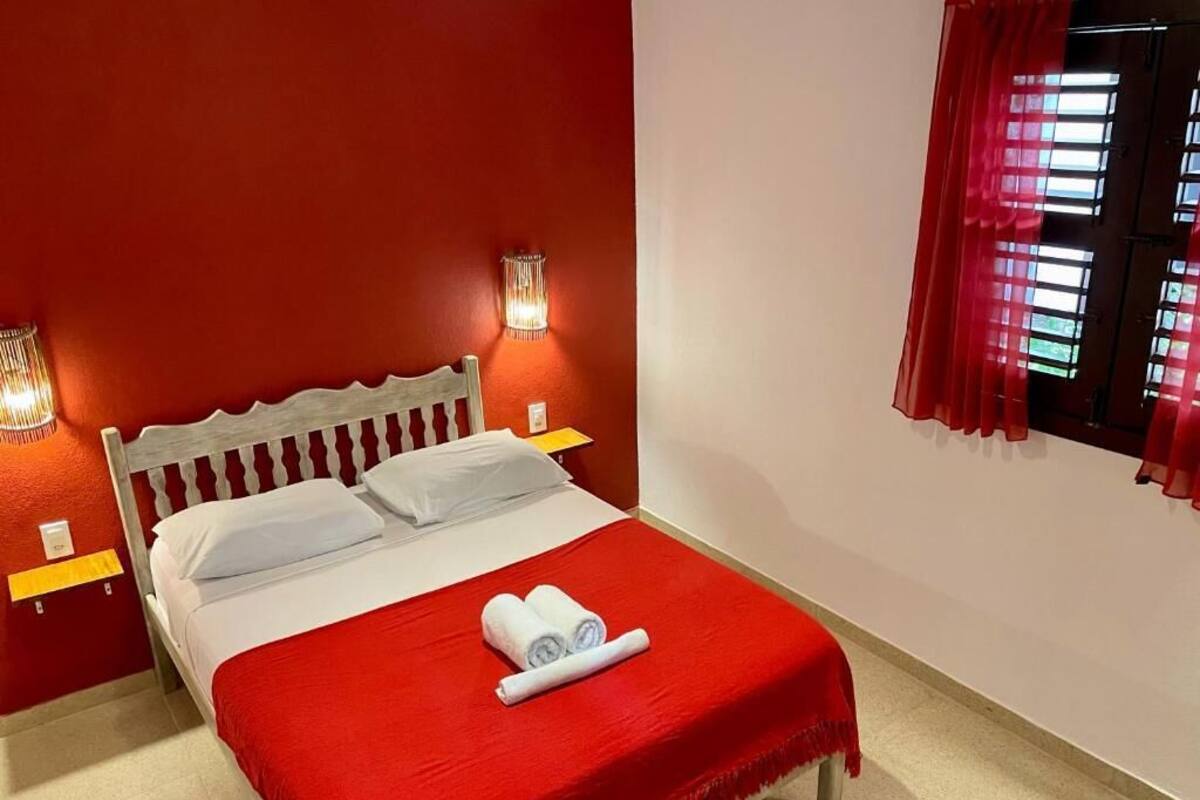 Habitación doble estándar, vista al jardín | Caja de seguridad en la habitación y tabla de planchar con plancha