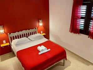 Habitación doble estándar, vista al jardín | Caja de seguridad en la habitación y tabla de planchar con plancha 