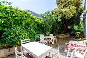 Outdoor dining - Guest House Ivana -two Bedroom Apartment With Garden (Dubrovnik)