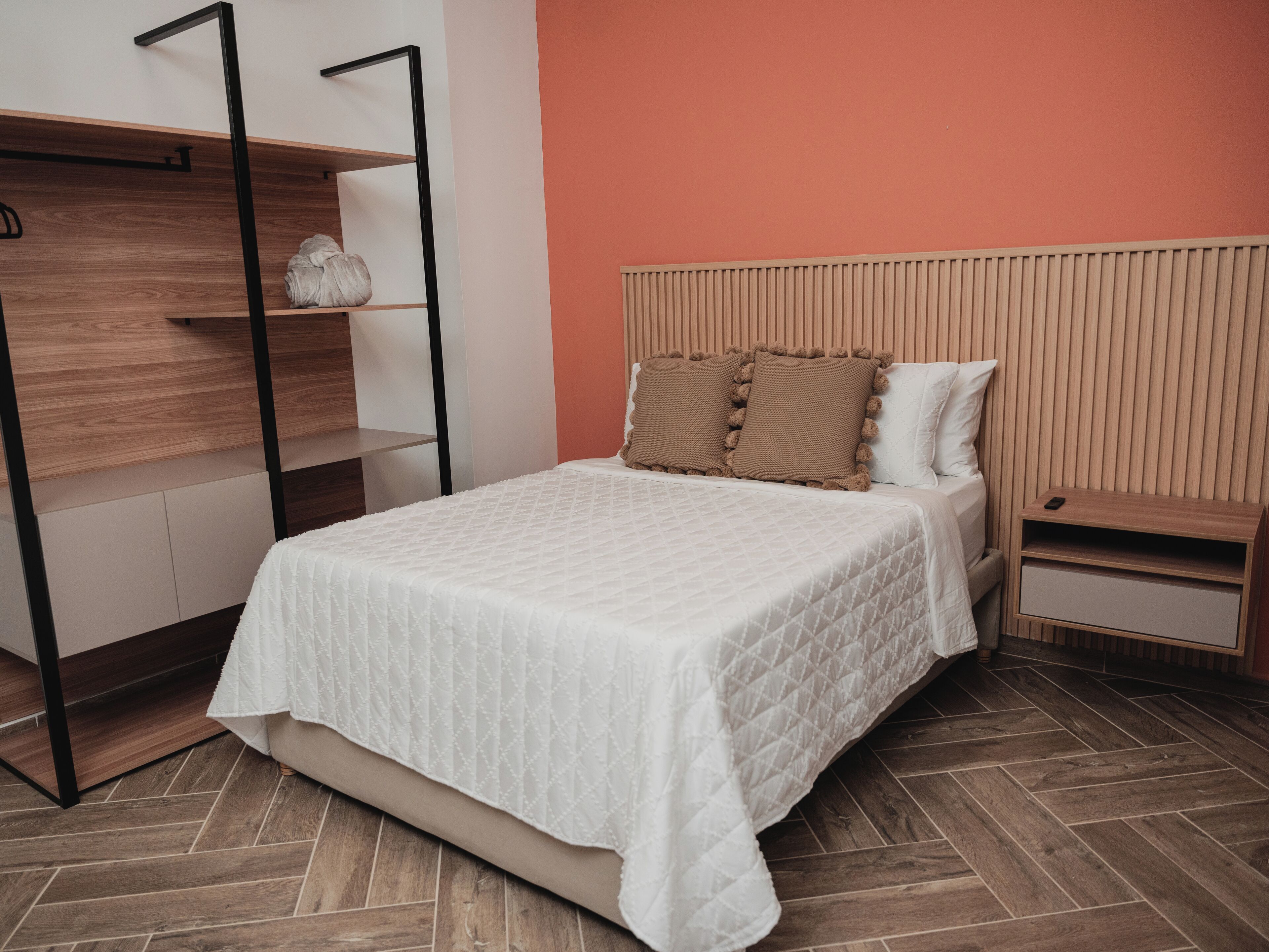 Ropa de cama de alta calidad, decoración personalizada y wifi gratis 