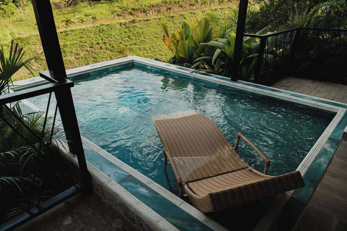 Superior Room, 1 King Bed | Premium bedding, WiFi (free), individually decorated, bed sheets