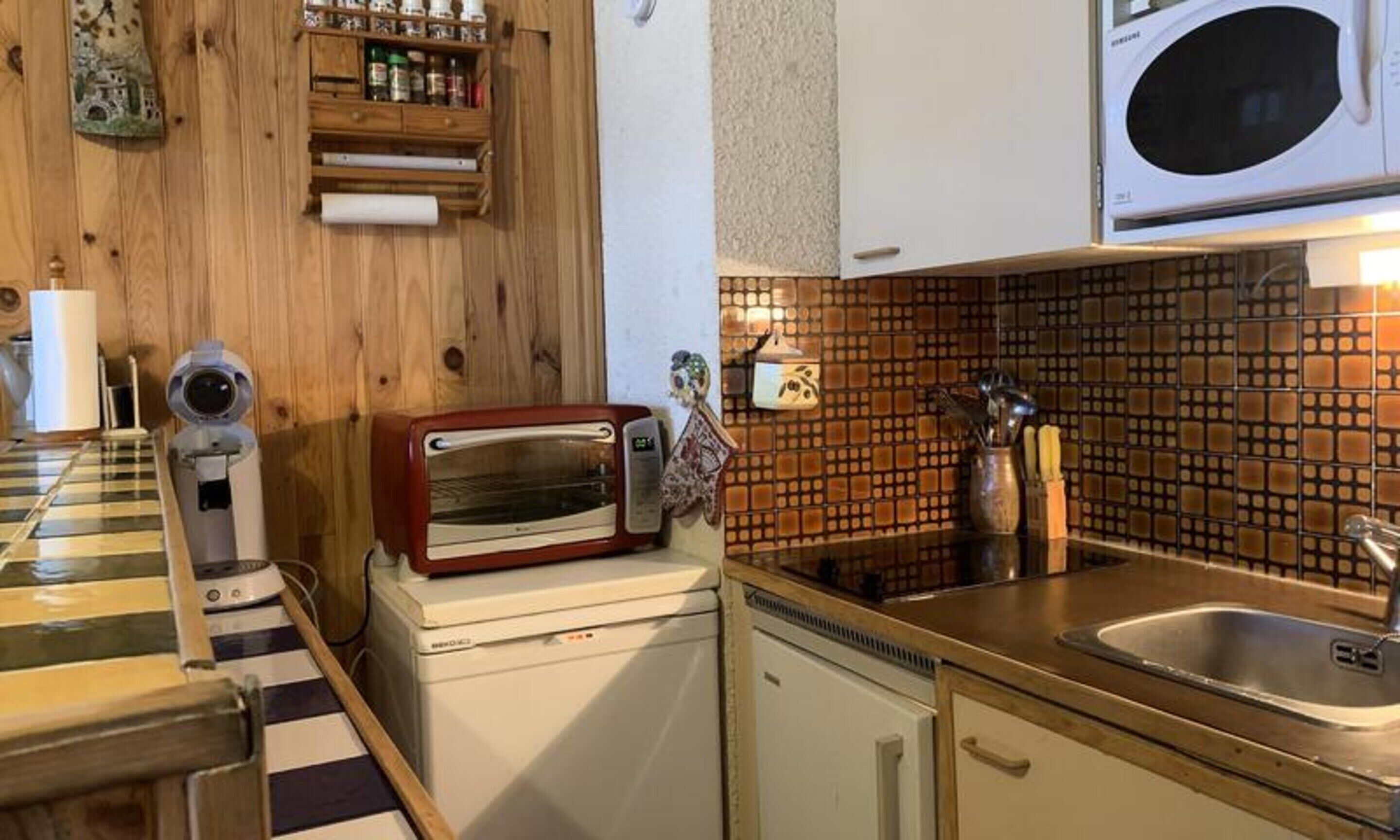 Microwave, cookware/dishes/utensils