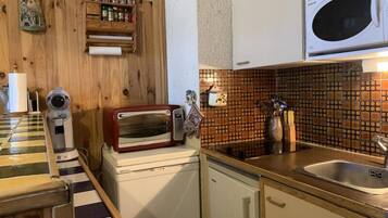 Microwave, cookware/dishes/utensils