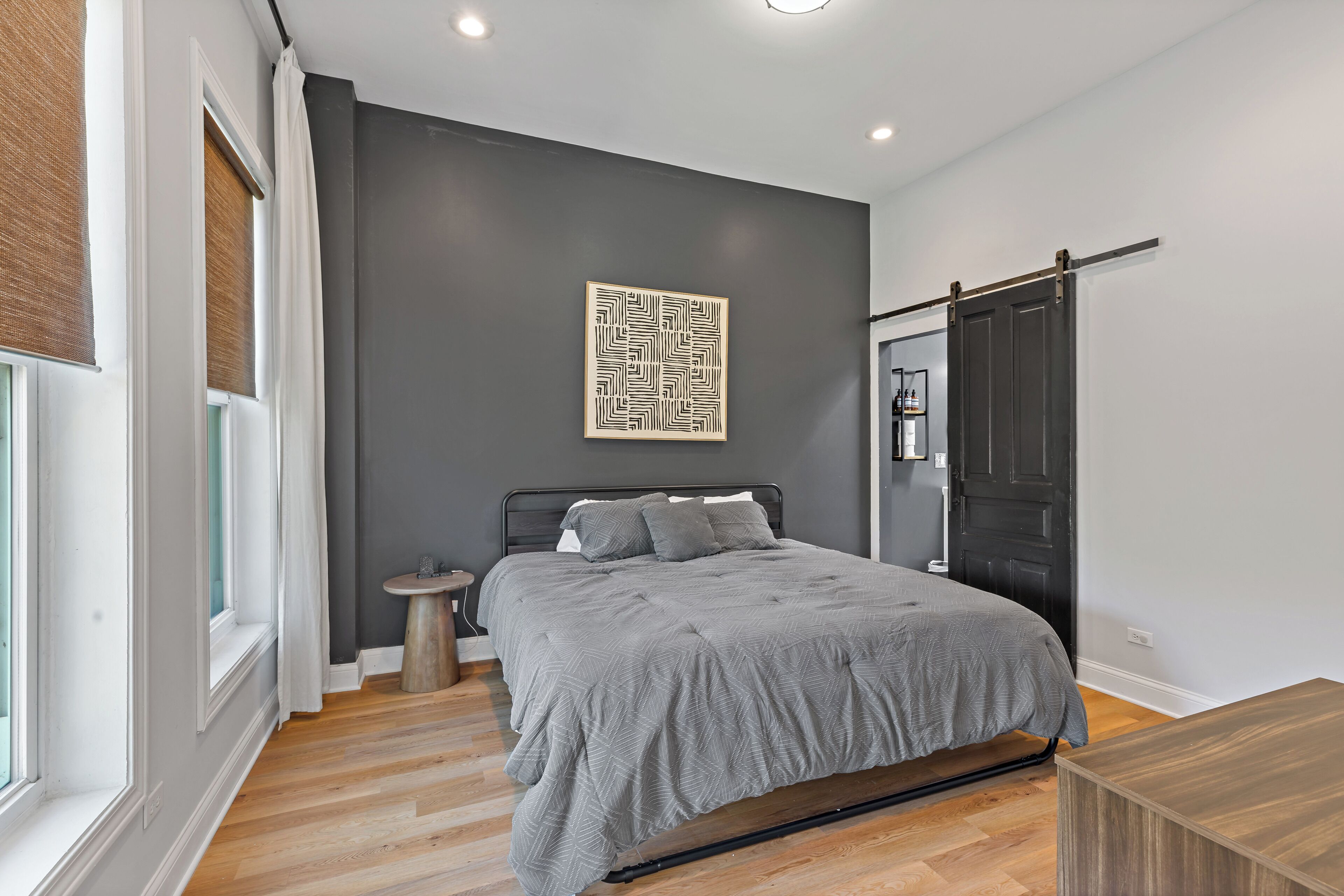 3 chambres, bureau, fer et planche à repasser, lit de bébé portatif