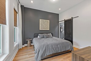 3 habitaciones, escritorio y tabla de planchar con plancha 